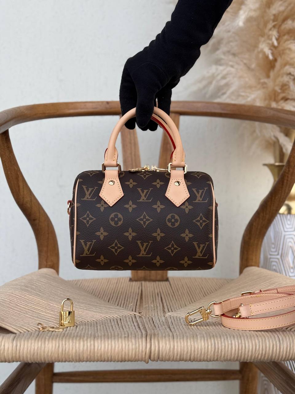 LV
20cm
340 dhs💓
Top quality 
With box🎁

Zain167
♥️♥️♥️