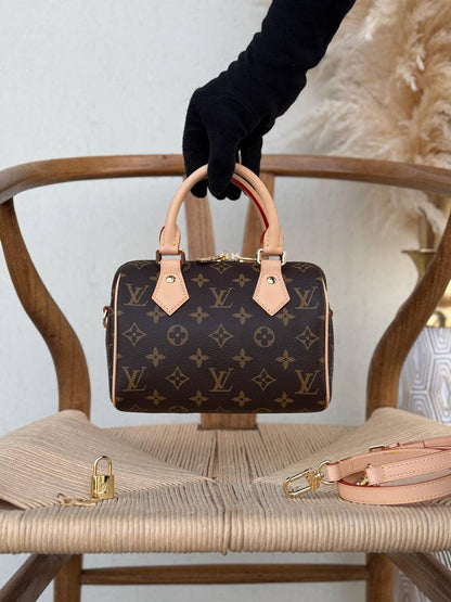 LV
20cm
340 dhs💓
Top quality 
With box🎁

Zain167
♥️♥️♥️