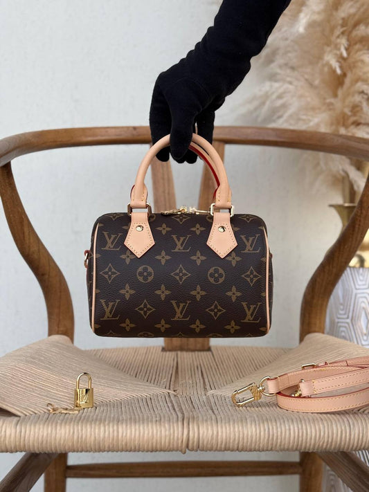 LV
20cm
340 dhs💓
Top quality 
With box🎁

Zain167
♥️♥️♥️