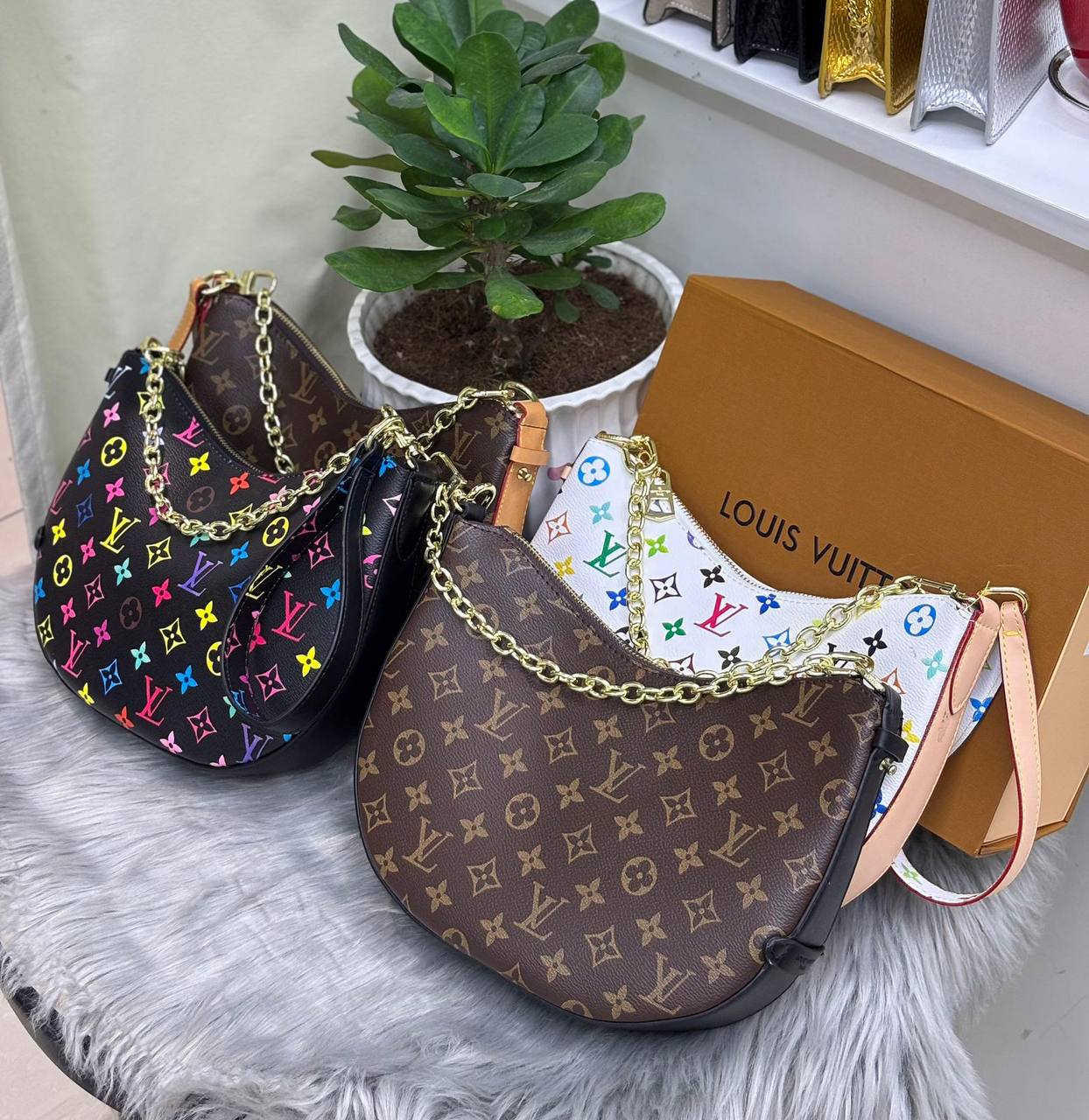 LV
SIZE………. 28CM🌷
95 dhs🪙🌨️
with BOX✅

Zain244
♥️♥️♥️