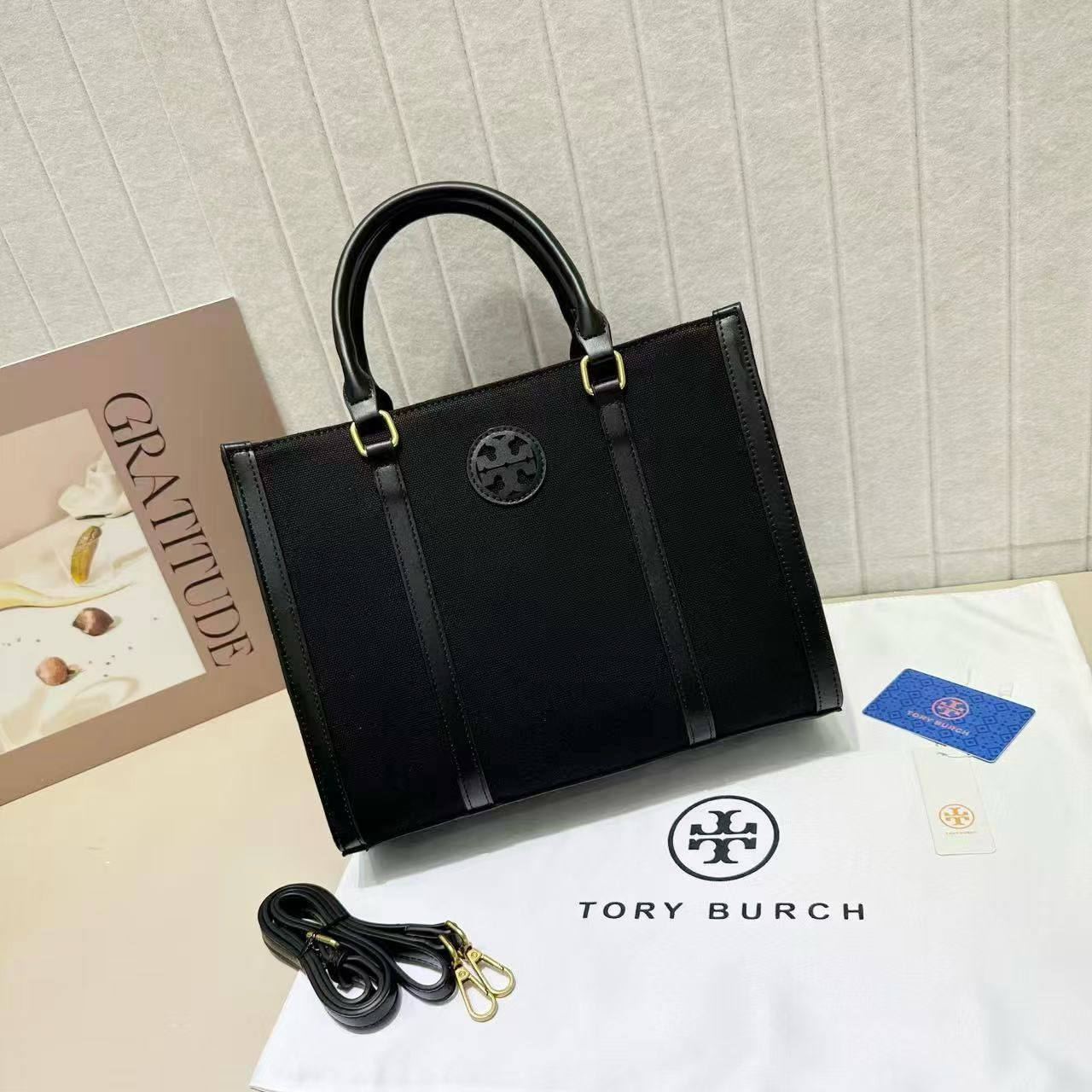 TORY BURCH 

GOOD QUALITY
100 dhs✅

Zain39
♥️♥️♥️