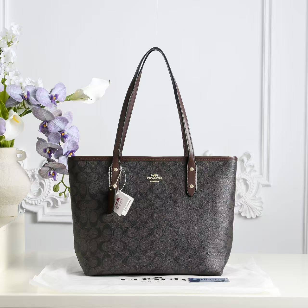 Coach
90 dhs✅
size 38×10×26cm

Zain42
♥️♥️♥️