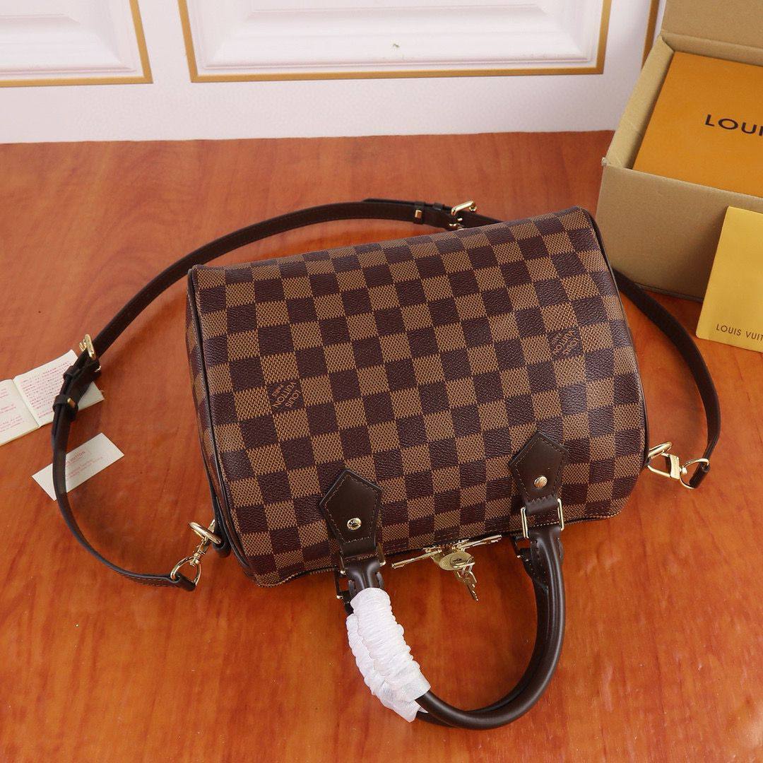 LV SPEEDY 
25CM ,GOOD QUALITY 
WITH BOX 
100 dhs✅

Zain295
♥️♥️♥️