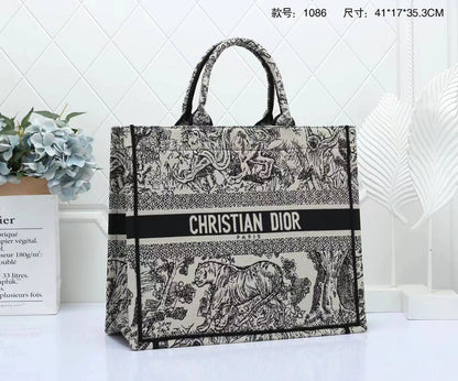 Dior

with box🎁🎁🎁

120 dhs🇦🇪
41cm

Zain143
♥️♥️♥️