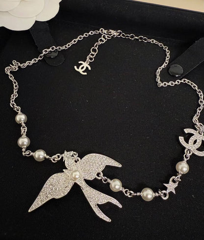 Chanel Necklace 
Master quality 

*60* AED normal box 📦
*70* AED master box 🗃️

Zain48
♥️♥️♥️