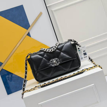 New arrival 
Chanel🙋🏻🙋🏻🌹🌹
Master
26cm 💕💕
420 dhs🪙💕

Zain228
♥️♥️♥️