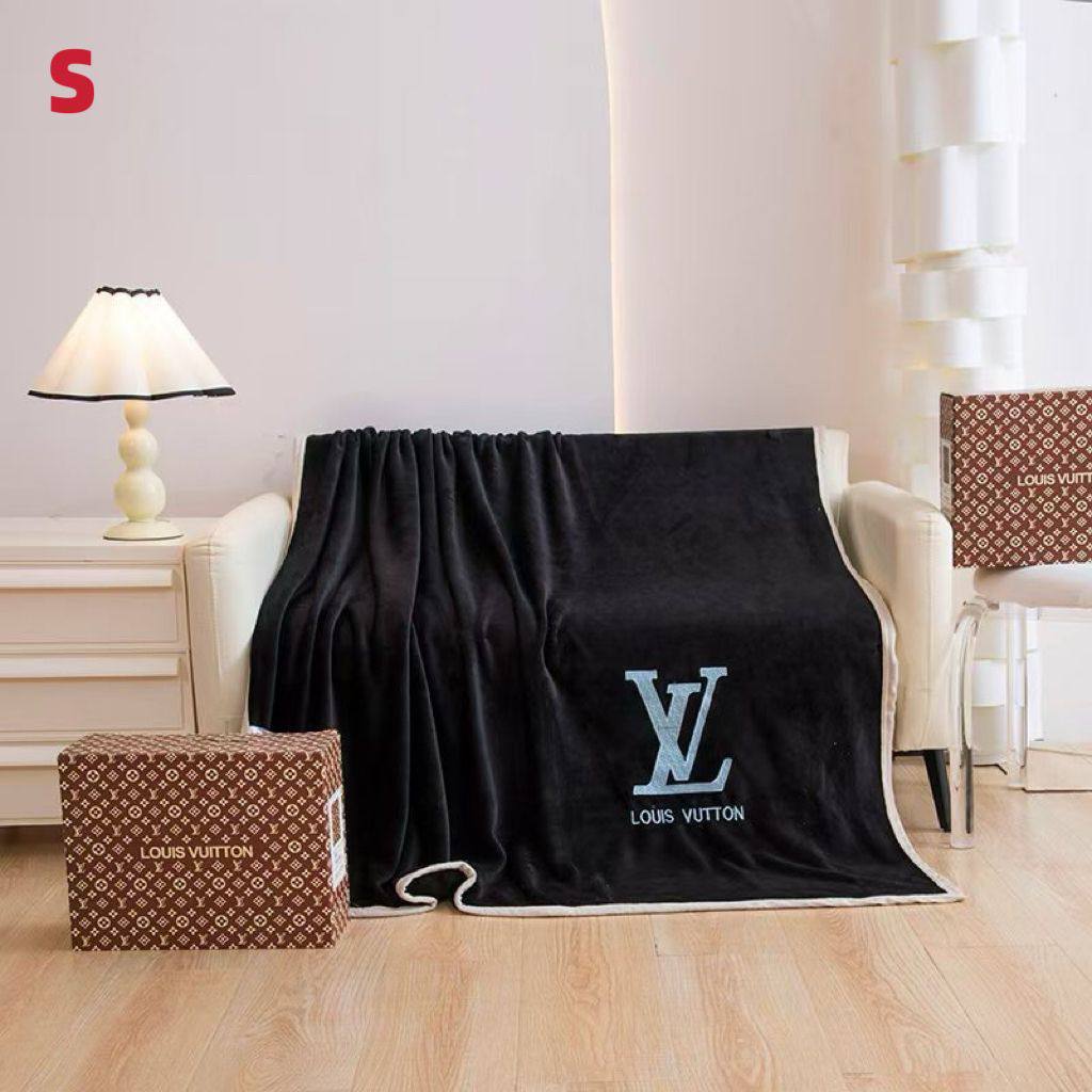 Blanket new came good quality single size 
40 dhs🪙🖤

Zain39
♥️♥️♥️