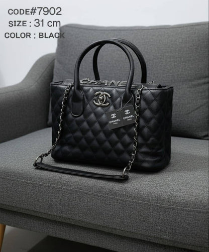 CHANEL ᴛᴏᴘ ʜᴀɴᴅʙᴀɢ
ᴄᴀᴠɪᴀʀ ʟᴇᴀᴛʜᴇʀ ᴍᴀᴛᴇʀɪᴀʟ
ᴘʟᴀᴛɪɴᴜᴍ ᴄᴏʟᴏʀ ʜᴀʀᴅᴡᴀʀᴇ
ғʟᴀᴘ ᴛᴡɪsᴛ ʟᴏᴄᴋ
ᴡɪᴛʜ ᴄʜᴀɴᴇʟ ʟᴏɢᴏ ʜᴀʀᴅᴡᴀʀᴇ
sɪᴢᴇ 31 cm
ᴡɪᴛʜᴏᴜᴛ BOX

105 dhs🪙🌨️

Zain31
♥️♥️♥️