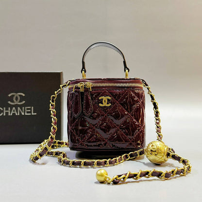 CHANEL
 GOOD QUALITY 
WITH BOX  
90 dhs✅
SIZE: 11cm

Zain295
♥️♥️♥️