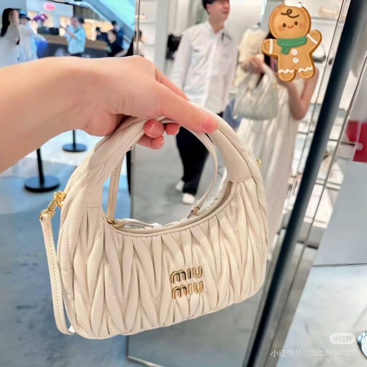 MIU MIU 

25*18*7 cm

100 dhs🇦🇪

With box

Zain17 
♥️♥️♥️