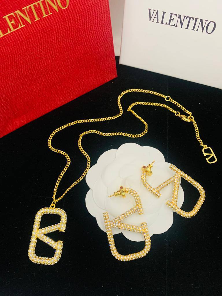 VALENTINO SET

NECKLACE EARRINGS

WITH BOX AND PAPER BAG 
🎁🎁🎁

125 dhs❣️

Zain89
♥️♥️♥️