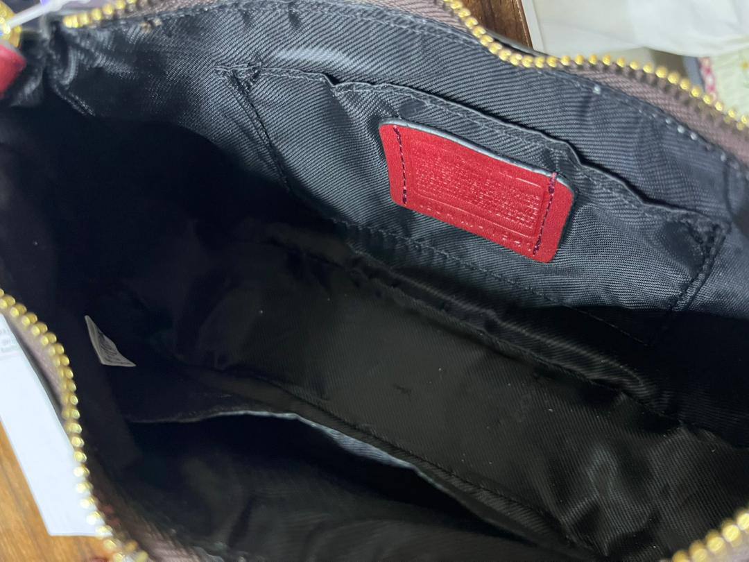 Coach
80 dhs✅
size 24×7×14cm

Zain42
♥️♥️♥️