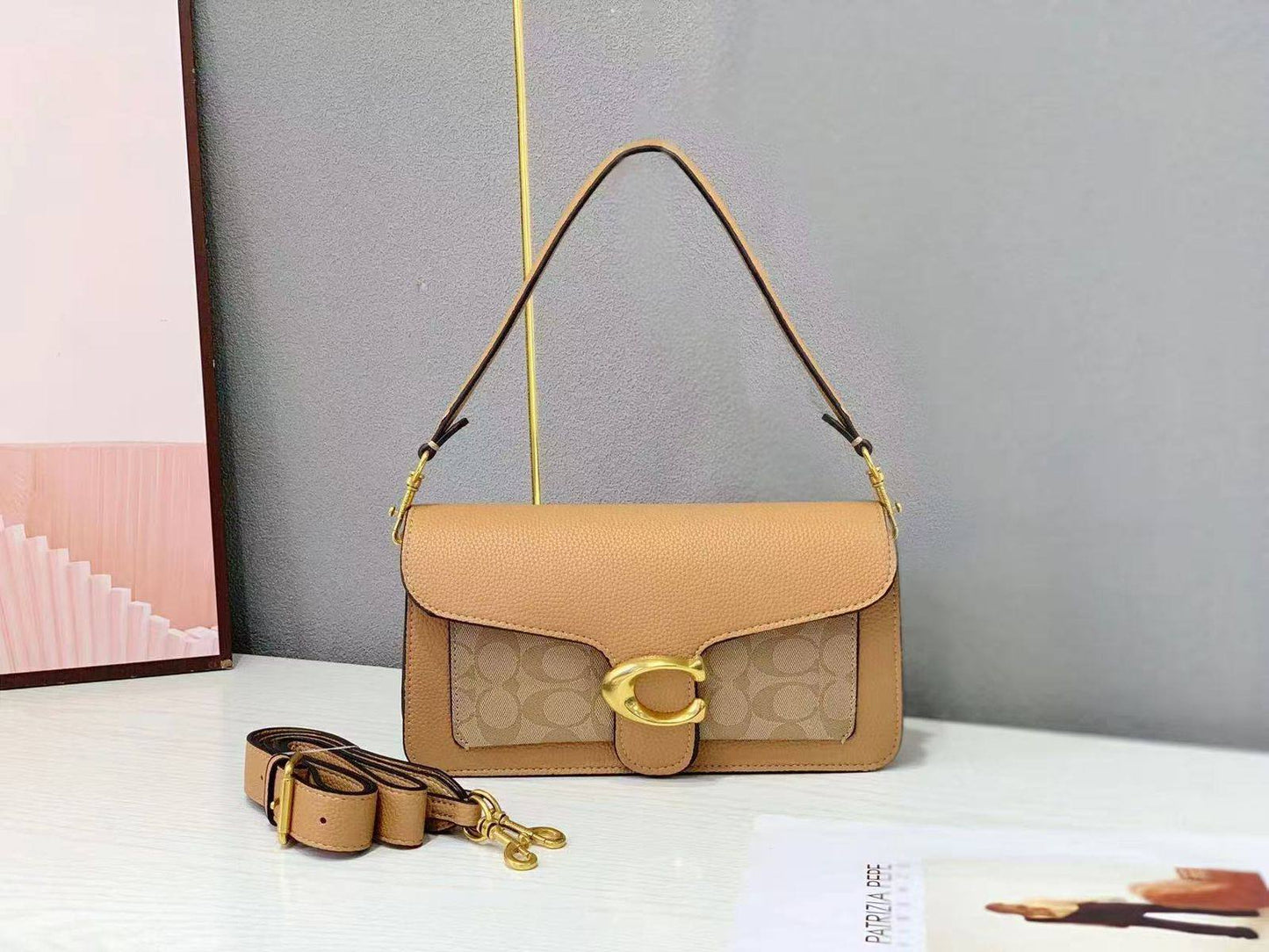 Coach
 with box
🎁🎁🎁

size :26×14.5×8  
100 dhs❣️

Zain114
♥️♥️♥️