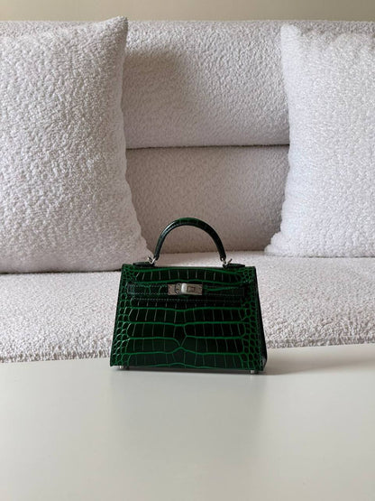 Hermes
minikelly 19cm💕master quality😍with box❤️
510 dhs✅🇦🇪

Zain52
♥️♥️♥️
