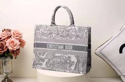 Dior 
110 dhs🪙🌨️
size：36CM-41CM
Good quality

Zain35
Zain26
Zain115
♥️♥️♥️