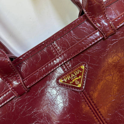 Prada 

High quality 

135 dhs

Zain39
♥️♥️♥️