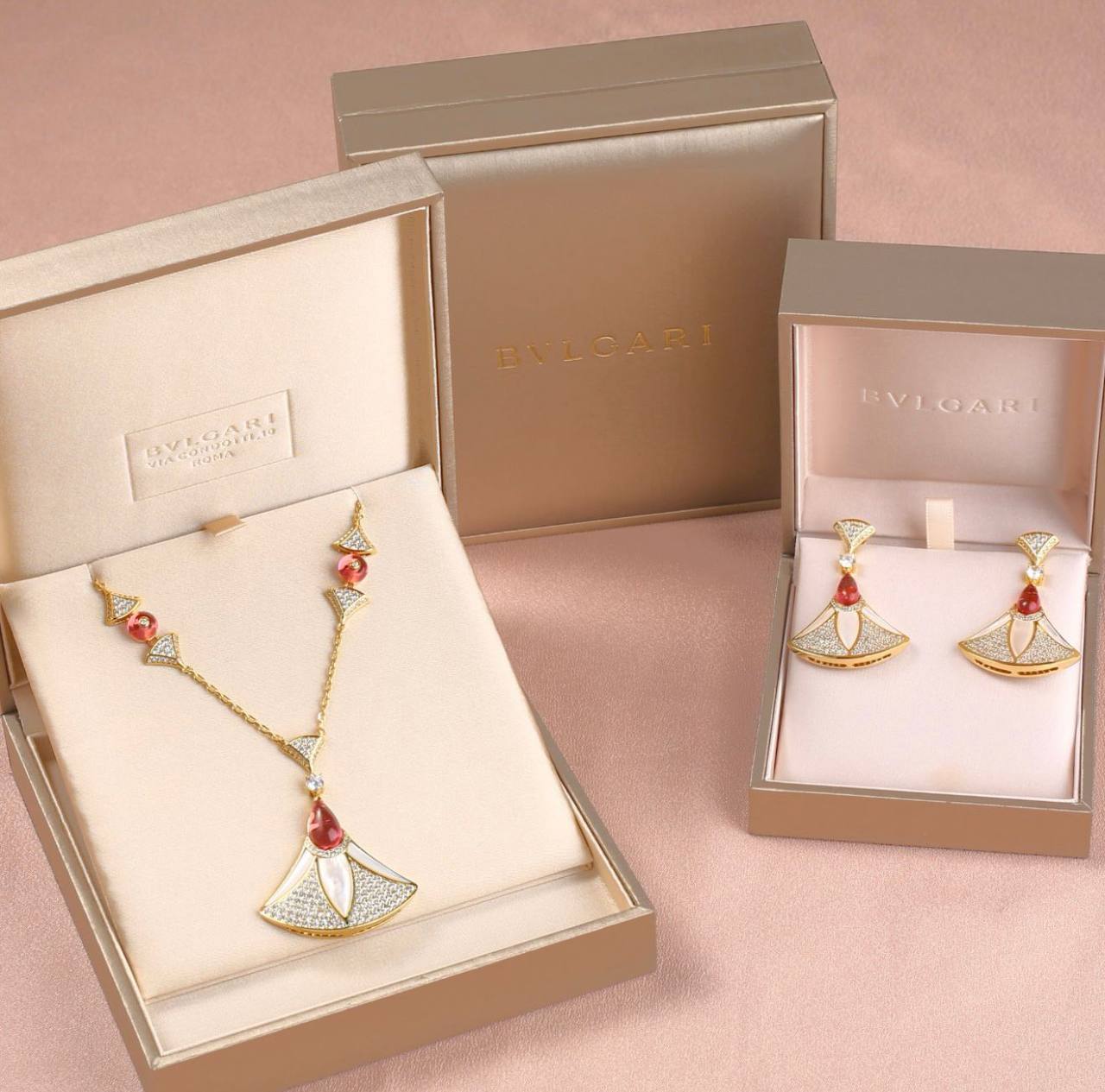 Bvlgari
*Master Quality* 
*Necklace & Earrings*
280 dhs💓 with Normal Box 🎁
310 dhs💓 with Good Box 🎁
335 dhs💓 with Master Box 🎁

Zain210
♥️♥️♥️