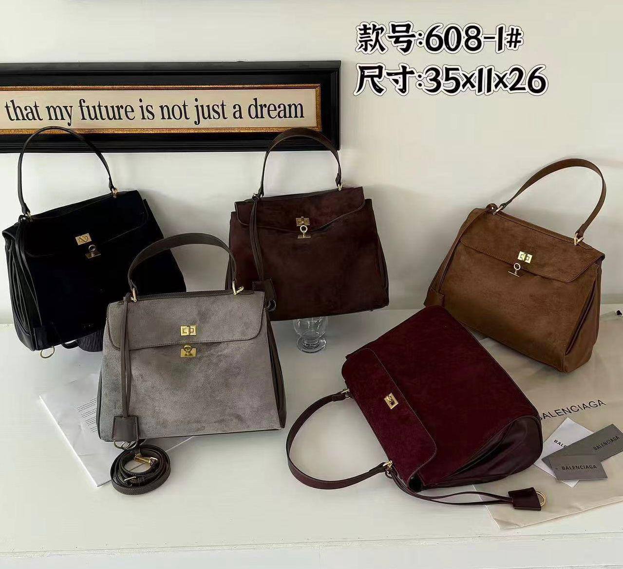BALENCIAGA 

NEW CAME HIGH QUALITY 

135 dhs❣️

Zain39
♥️♥️♥️