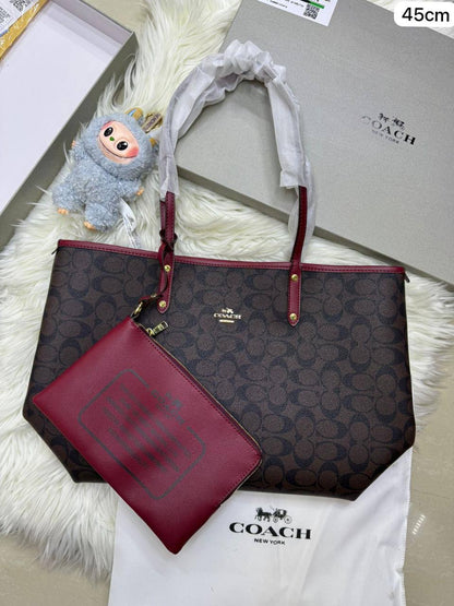 💞 Coach 2 in 1  2️⃣-sided
1️⃣ First quality＋🎁

Big Size : 45 * 30 cm

90 dhs✅

with box 🎁

Zain115
♥️♥️♥️
