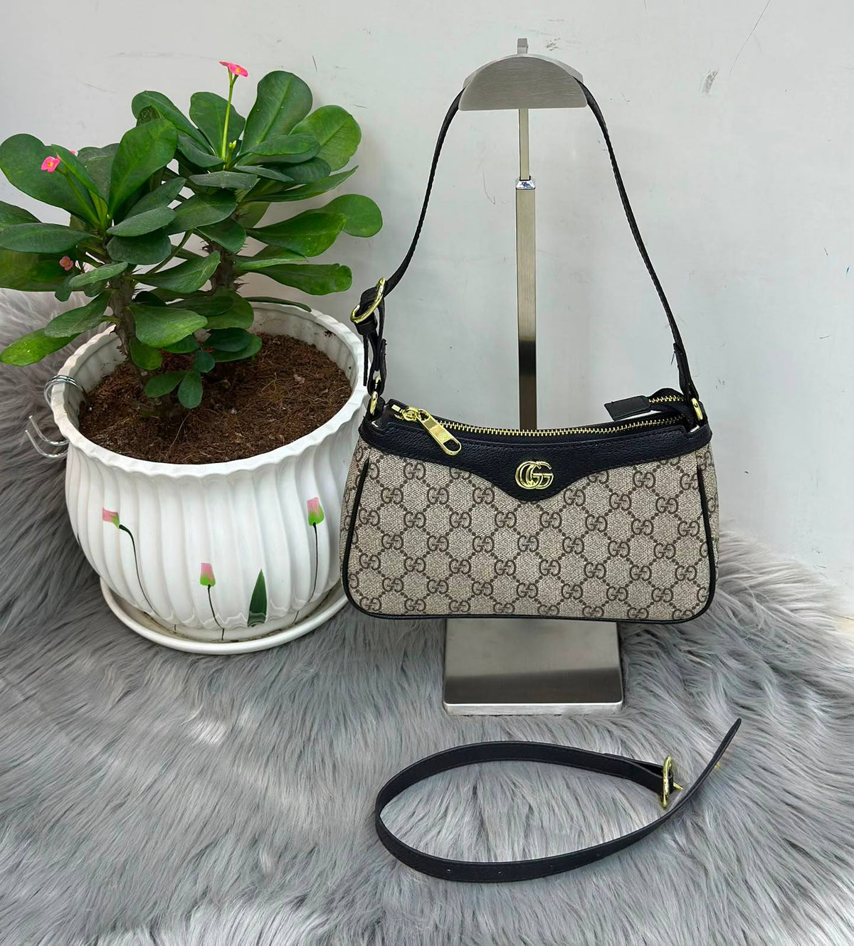 GUCCI

SIZE……….  24 CM 

With box
90 dhs🇦🇪🇦🇪

Zain51
♥️♥️♥️