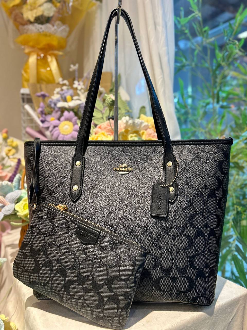 COACH Tote bag
With zipper 
110 dhs✅

Zain254
♥️♥️♥️