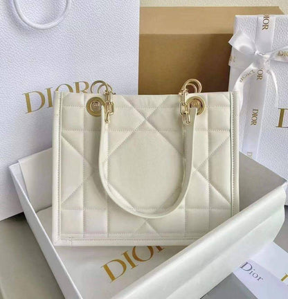 DIOR 
GOOD QUALITY 
110 dhs🇦🇪🇦🇪

Zain295
♥️♥️♥️