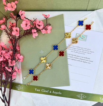 VCA
 *6 Motifs Bracelet* 
*90 dhs🇦🇪🇦🇪*   with  *NORMAL*  Box
*150 dhs🇦🇪🇦🇪* with  *ORIGINAL*  Box

Zain209
♥️♥️♥️