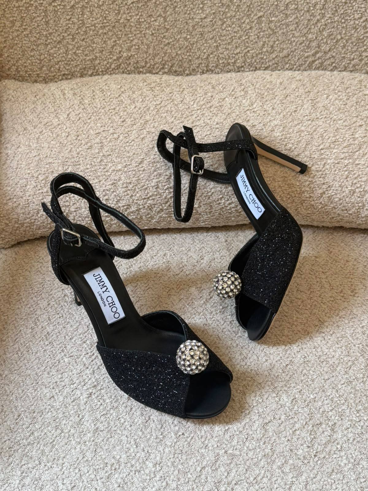 Jimmy choo

𝐒𝐢𝐳𝐞𝐬: 𝟑𝟔 — 𝟒𝟏
500 dhs🇦🇪🇦🇪

Zain298
♥️♥️♥️