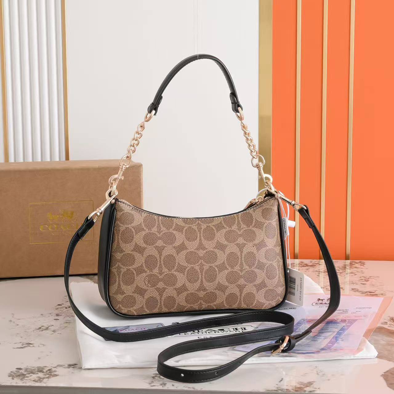 Coach
90 Dhs✅
With box
size 24×7×14cm

Zain42
♥️♥️♥️