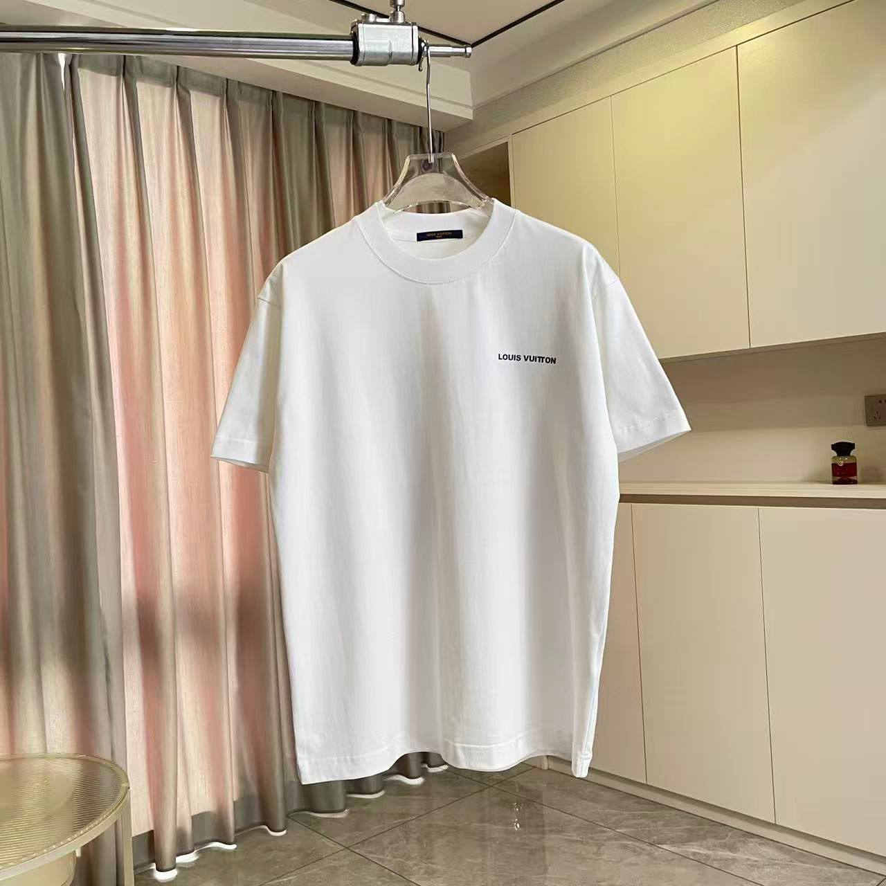 NEW LOUIS VUITTON
*♕ 𝐒𝐔𝐏𝐄𝐑 𝐌𝐀𝐒𝐓𝐄𝐑 ♕*
SIZE: S,M,L,XL,XXL
260 dhs✅

Zain227
♥️♥️♥️