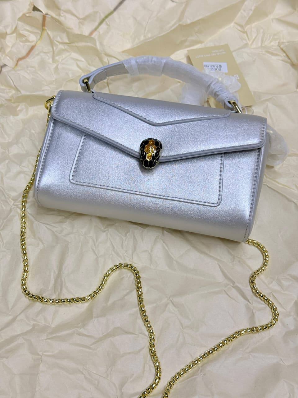 Bvlgari
110 dhs💓
with box
🎁🎁🎁

size 19×5×10cm

Zain213
♥️♥️♥️