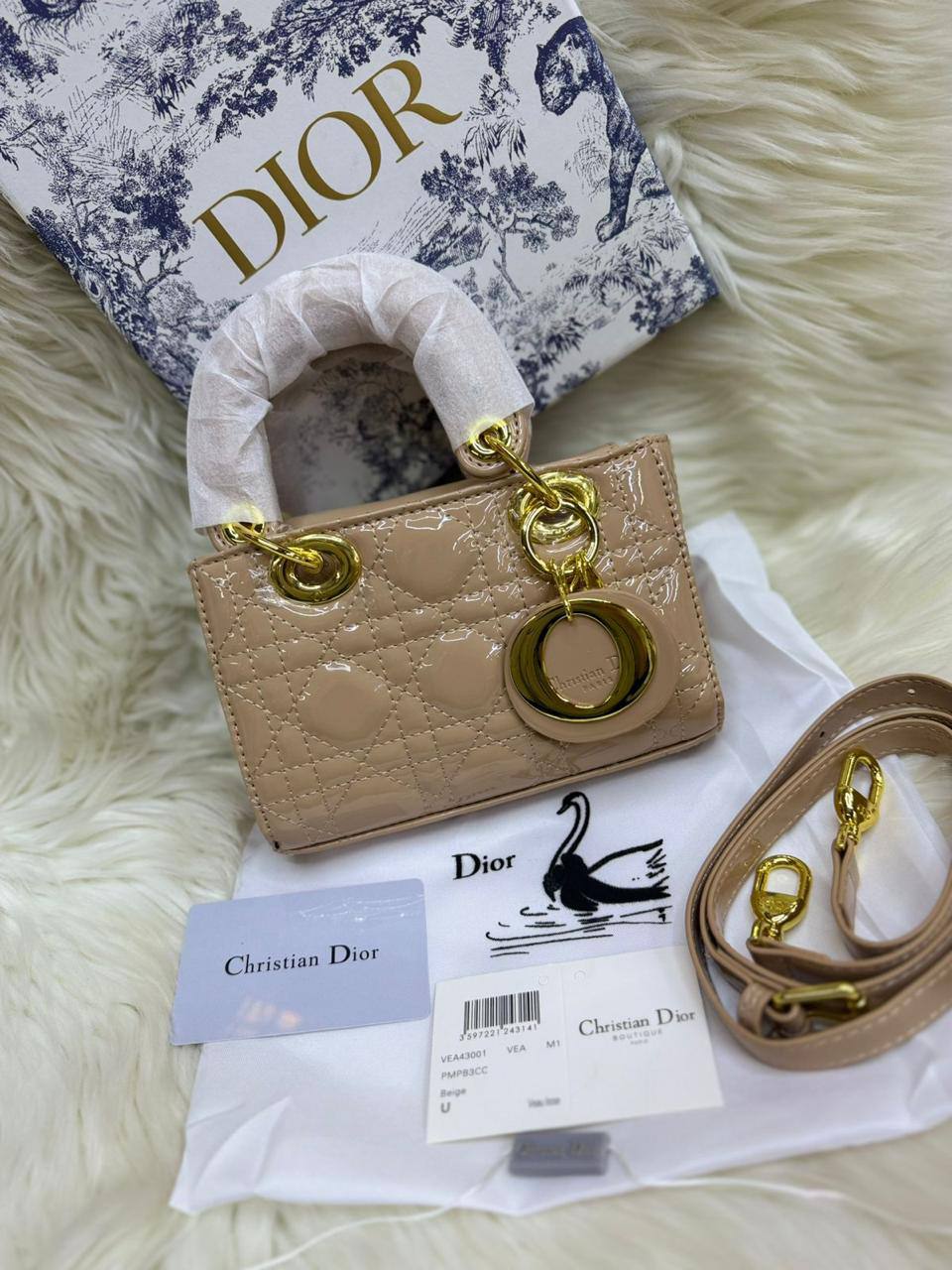 🌟 Dior Joy

1️⃣ First quality ＋🎁

Size : 18 * 11 * 7 cm
90 dhs💓

with box🎁

Zain115
♥️♥️♥️