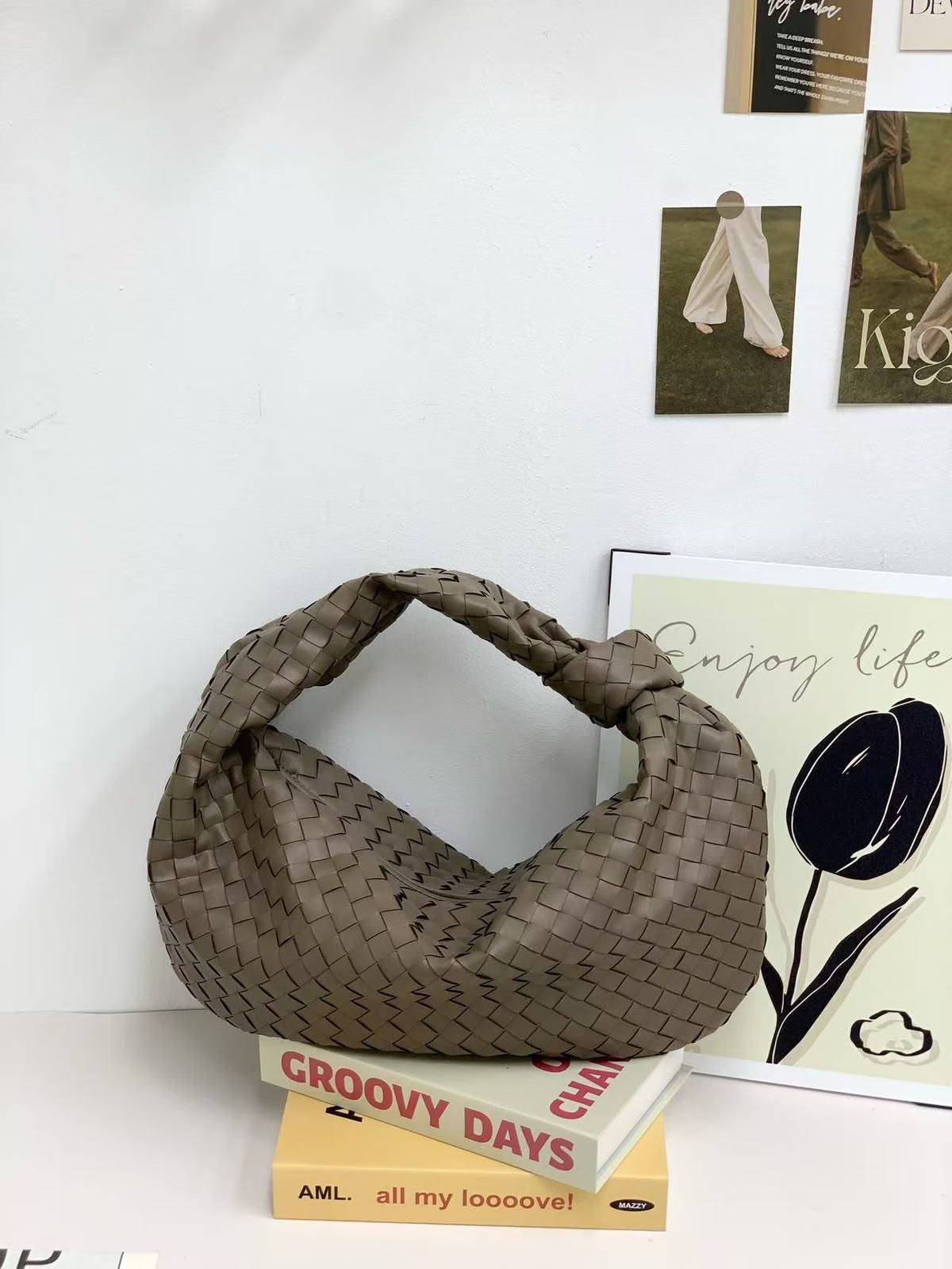 Bottega

46cm
380 dhs🇦🇪🇦🇪

Zain297
♥️♥️♥️