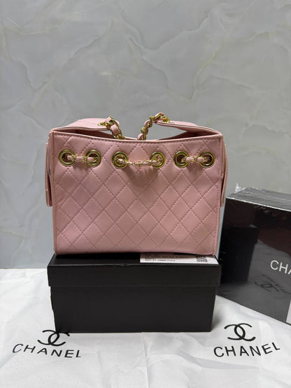 Chanel

High quality 

With box 
100 dhs🇦🇪🇦🇪

Zain136
♥️♥️♥️