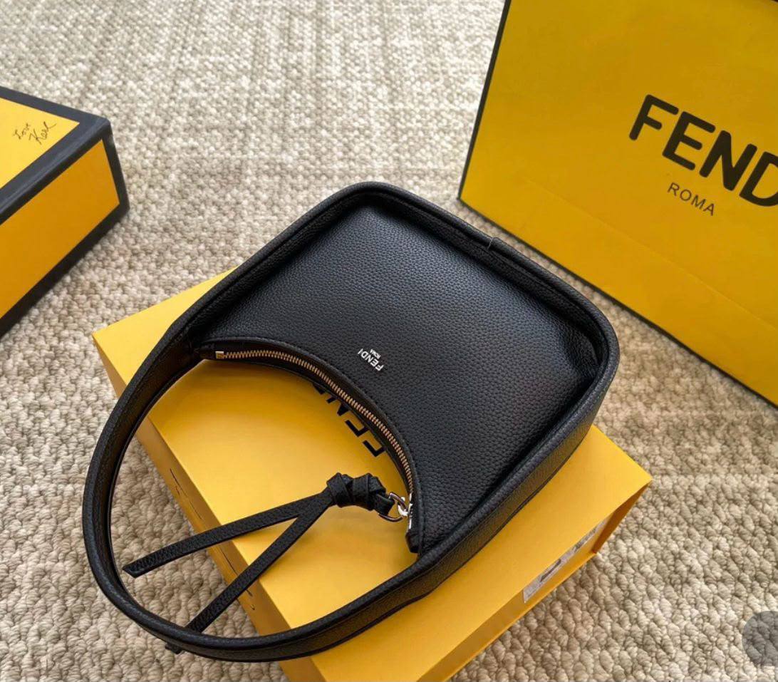 FENDI 
 GOOD QUALITY
WITH BOX 
95 dhs✅

Zain295
♥️♥️♥️