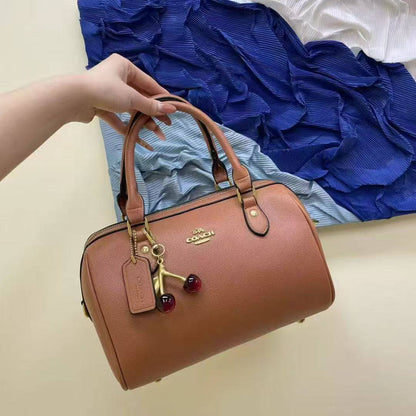 Coach
GOOD quality 
90 dhs✅
SIZE 26 cm

Zain200
♥️♥️♥️