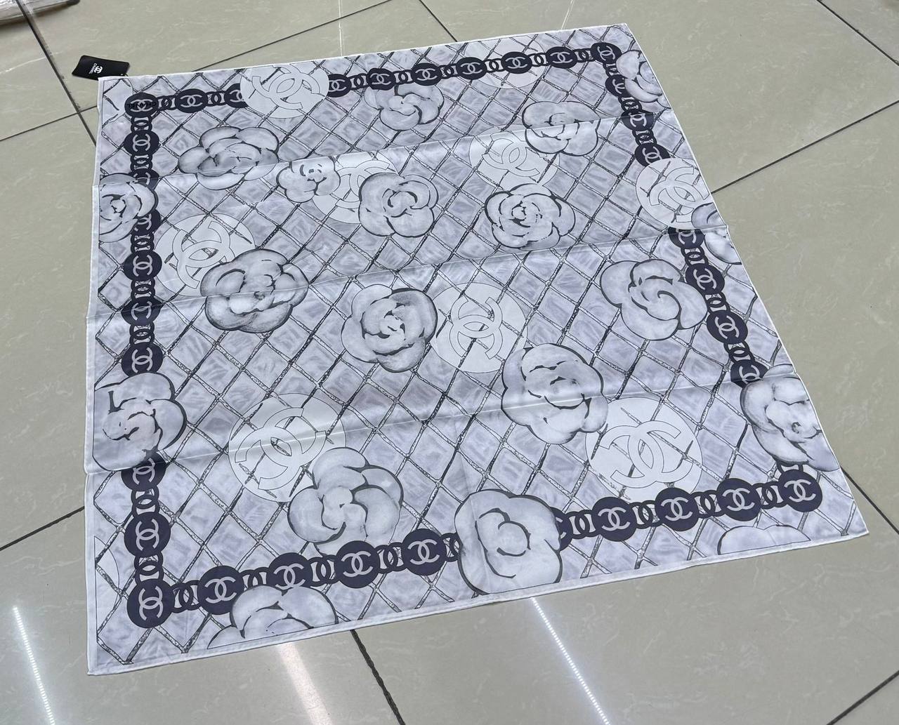 Silk square scarf 
40 dhs🪙💚

Zain93
♥️♥️♥️