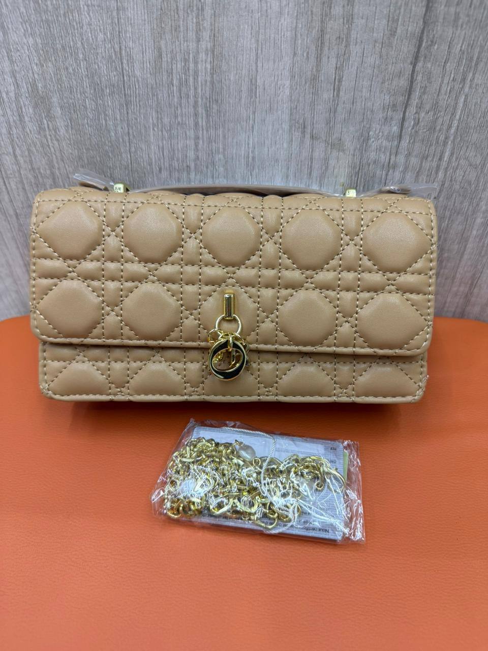 DIOR
GOOD QUALITY 
SIZE:22cm   
95 dhs🪙

withbox  
🎁🎁🎁

Zain04
♥️♥️♥️