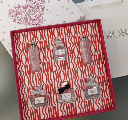 DIOR HEART SET
85 dhs🇦🇪🇦🇪

Zain01
♥️♥️♥️