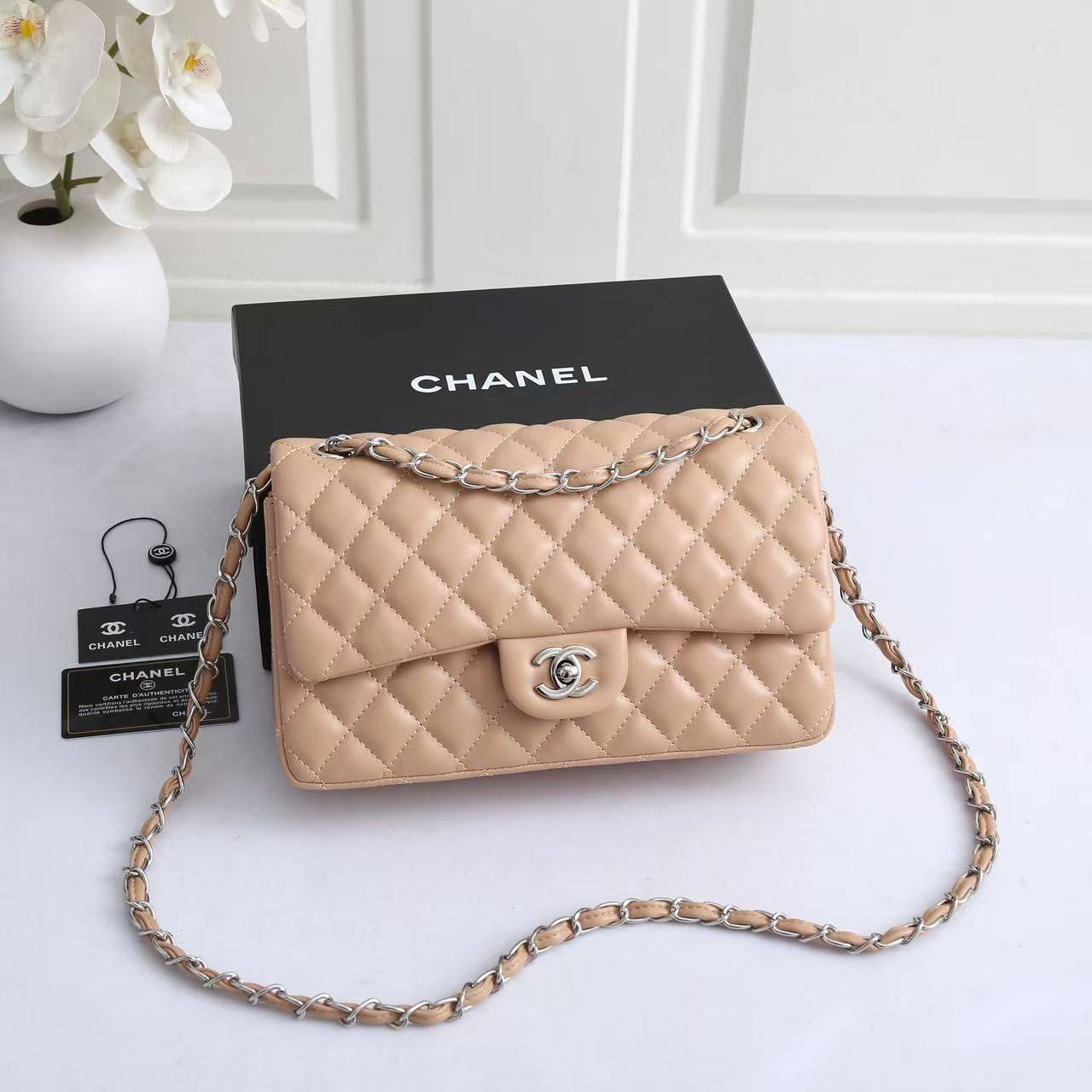 Chanel

with box
🎁🎁🎁

110 dhs✅
good quality

Zain143
♥️♥️♥️