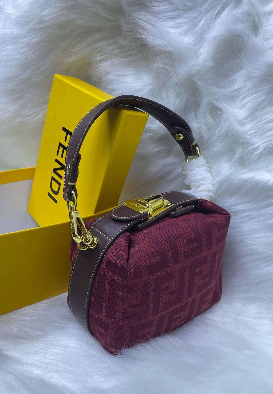 Fendi

85 dhs✅ 

with box
🎁🎁🎁

Zain72
♥️♥️♥️