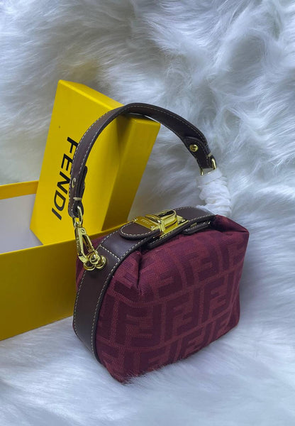 Fendi

85 dhs✅ 

with box
🎁🎁🎁

Zain72
♥️♥️♥️