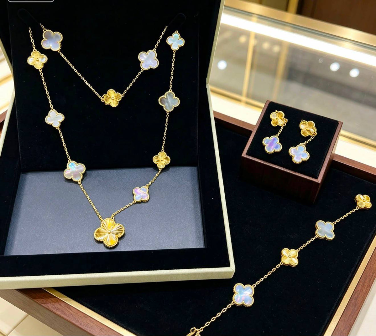 VCA SET 
Necklace 🦋
Earring❤️‍🔥
Bracelet ✨
Master quality 💯
With normal boxes 🗃️ 
235 dhs🇦🇪🇦🇪


With master box 📦 
305 dhs🇦🇪🇦🇪

Zain216
♥️♥️♥️