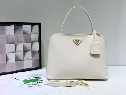 Prada 

size 32 cm 

good quality 

115 dhs🇦🇪

Zain278
♥️♥️♥️