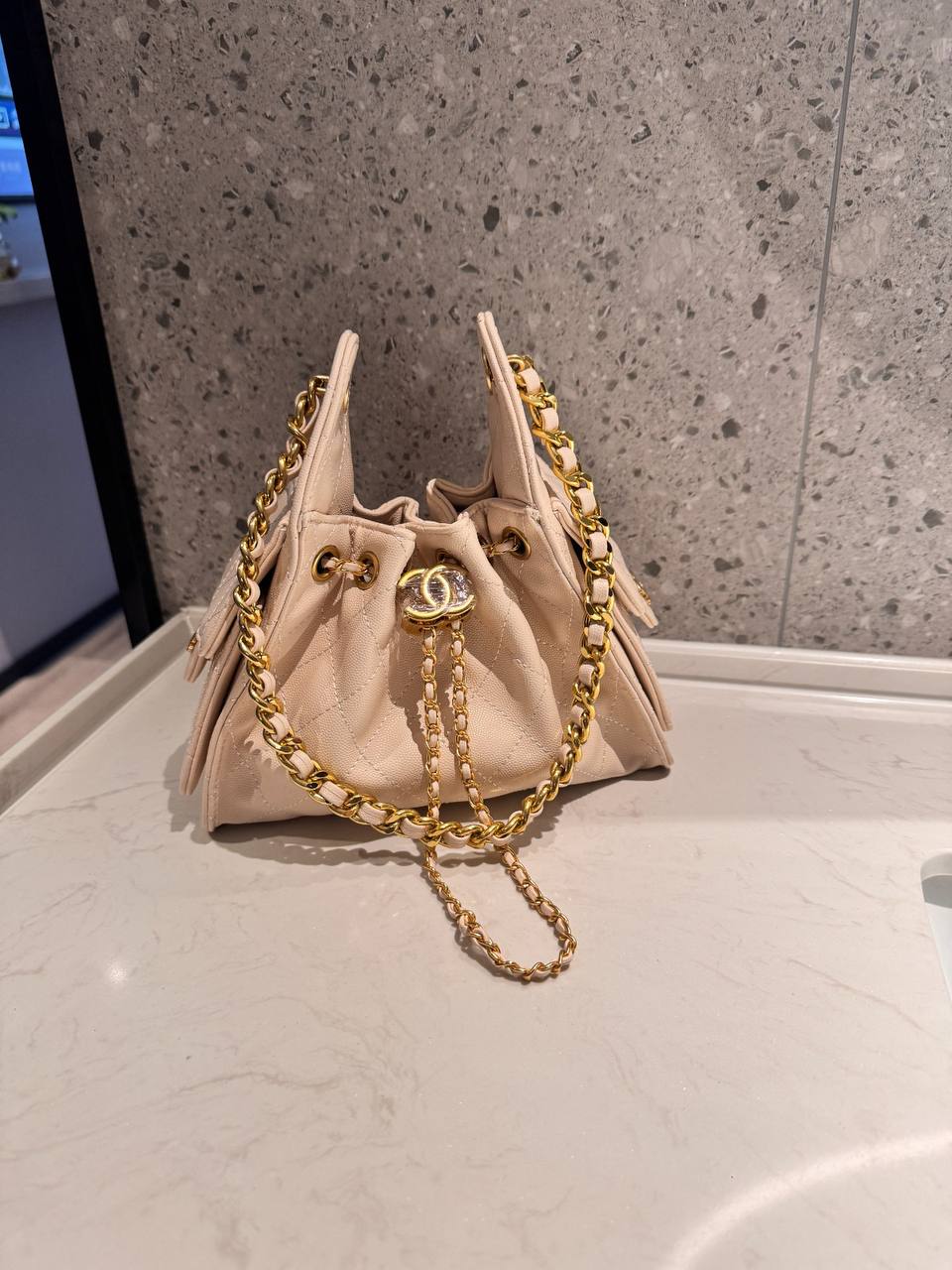CHANEL
Best quality 

with box
🎁🎁🎁

120 dhs✅
size 20Cm

Zain290
♥️♥️♥️