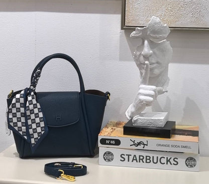 Hermes 
120 dhs💓
Size 24cm 🌹👈🤩

Zain161
♥️♥️♥️