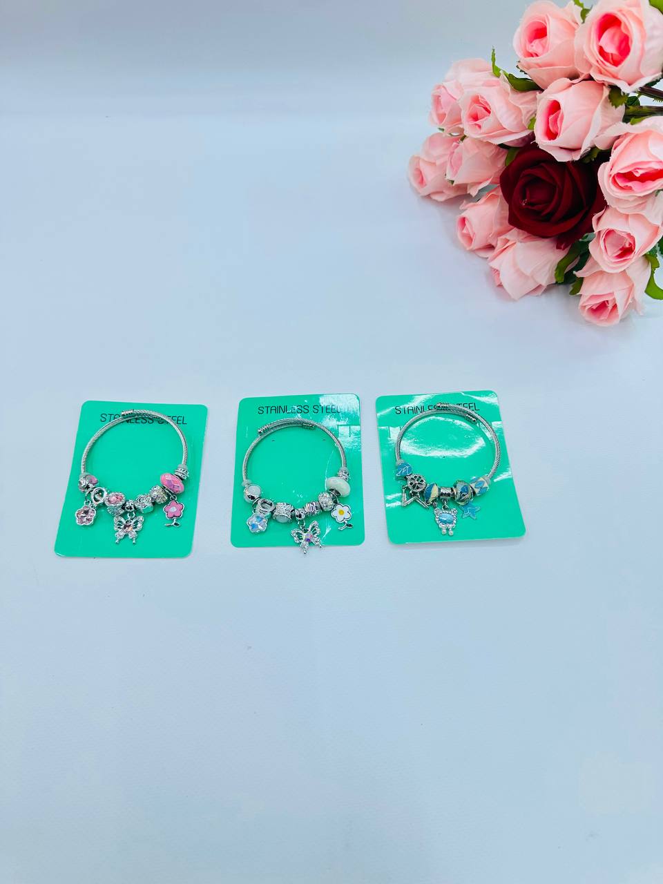 PANDORA ❤️‍🔥*
Bracelet 🐦‍🔥
Stainless steel 💯
good quality 💯
With black boxes 🗃️ 
20 dhs✅

Zain216
♥️♥️♥️