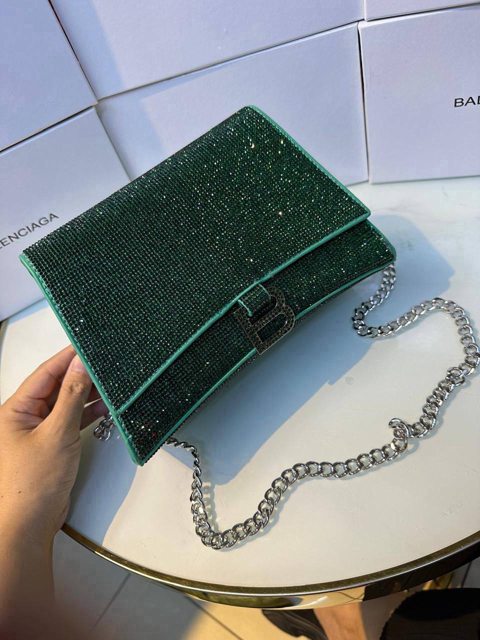 BALENCIAGA 
90 dhs✅
with box

Zain90
♥️♥️♥️