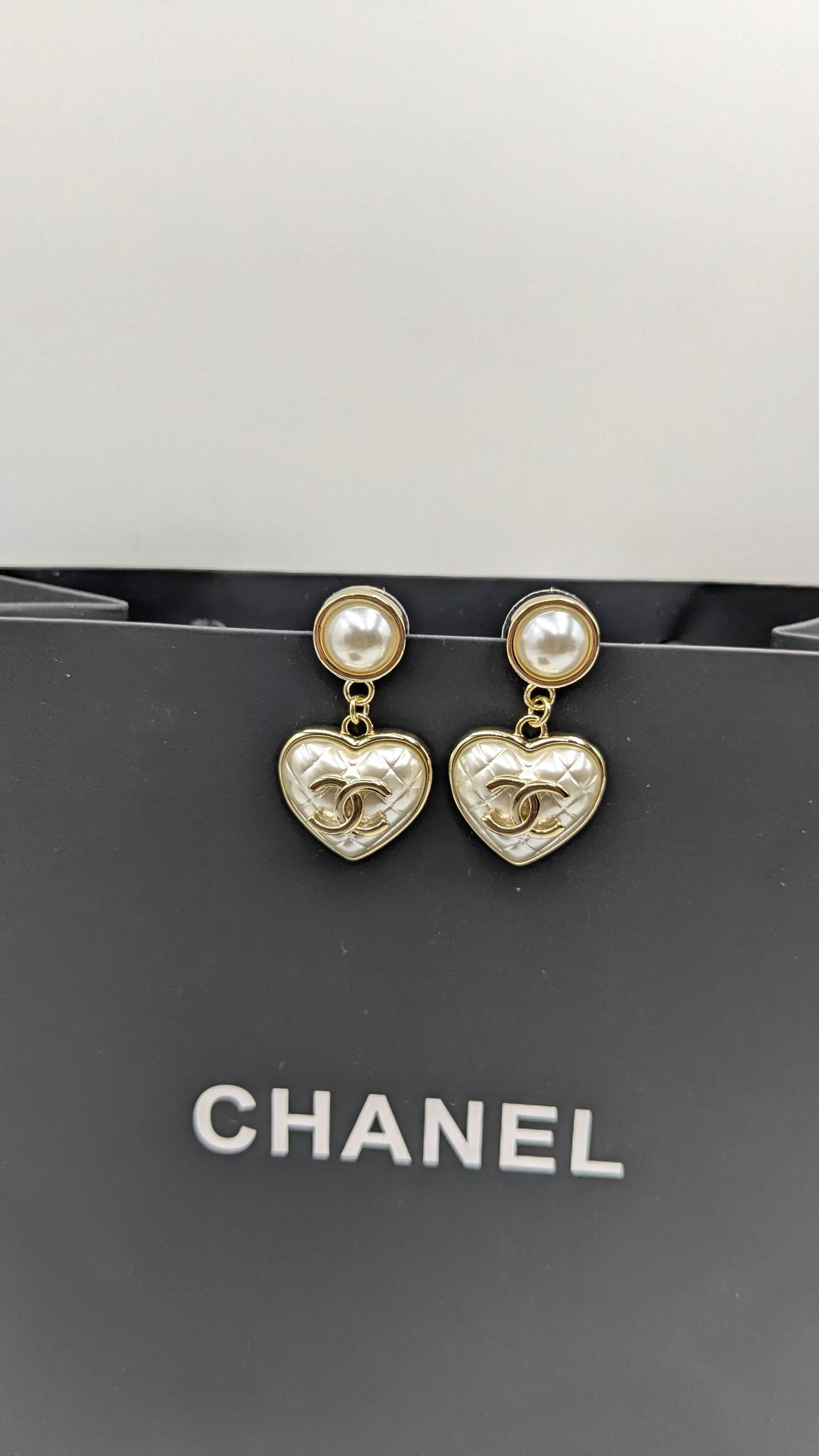 Chanel
*Master Quality* 
*Earrings*
80 dhs💓 
with Normal Box 🎁 
90 dhs💓 
with Master Box 🎁

Zain210
♥️♥️♥️