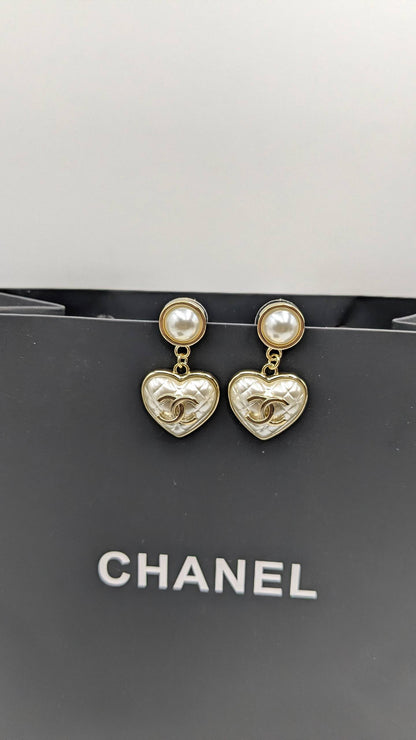 Chanel
*Master Quality* 
*Earrings*
80 dhs💓 
with Normal Box 🎁 
90 dhs💓 
with Master Box 🎁

Zain210
♥️♥️♥️